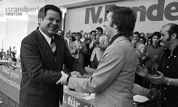 Der IV. Bundeskongress der DKP-nahen Sozialistischen Deutschen Arbeiterjugend (SDAJ) am 19.5.1974 in der Niedersachsenhalle in Hannover.Wolfgang Gehrcke (heute Linke) mit Herbert Mies l  Deutschland  Europa