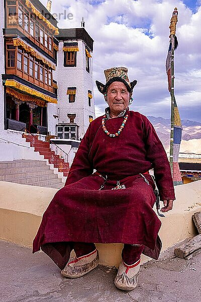 Älterer Mann in traditioneller ladakhischer Kleidung  Spituk-Kloster (Gompa)  Bezirk Leh  Ladakh  Indien  Asien