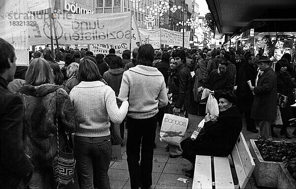 Mehrere tausend Schueler und Lehrer von Schulen in Nordrhein-Westfalen demonstrierten fuer mehr Meinungsfreiheit und freie politische Betaetigung der Schuelervertretungen am 18.12.1976 in Essen  Deutschland  Europa