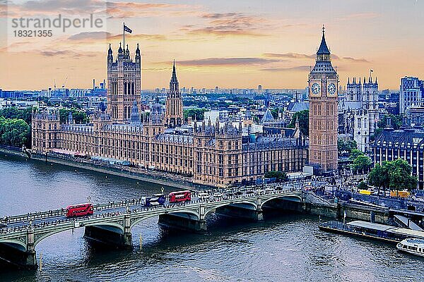 Westminster Bridge über die Themse mit Parlamentsgebäude bei Abendstimmung  London  City of London  England  United Kingdom  Großbritannien  Europa