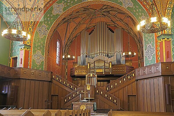 Innenansicht mit Kronleuchter und Orgel der Lutherkirche  Innenstadt  Wiesbaden  Taunus  Hessen  Deutschland  Europa