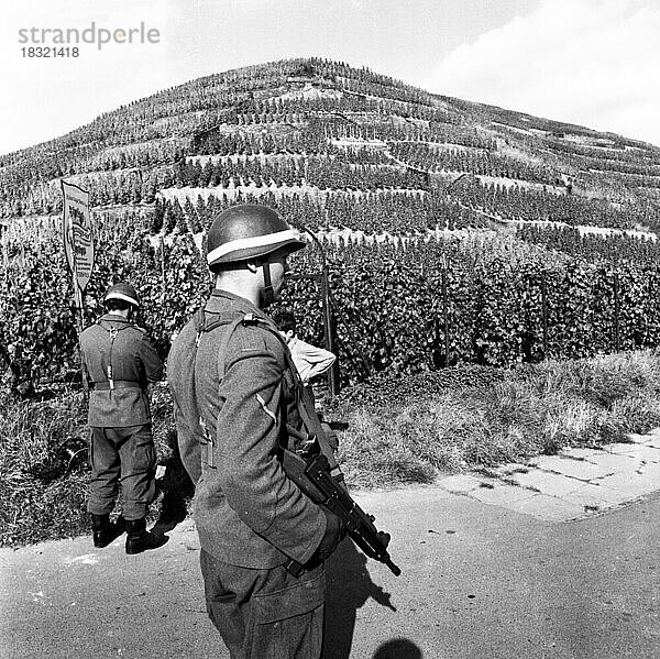Regierungsvertreter mit ihren Fahrzeugen im Jahre 1966 bei einer Polizeikontrolle am bis dahin geheimen Atombunker der Bundesregierung im Ahrtal  Deutschland  Europa