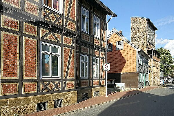 Fachwerkhaus und historischer Weberturm  Goslar  Harz  Niedersachsen  Deutschland  Europa