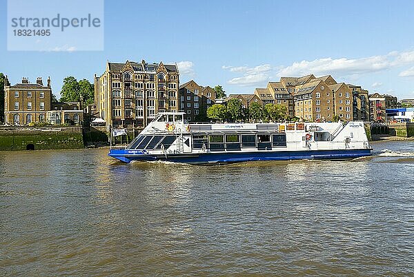 Sightseeing-Bootsfahrt auf der Themse  City Cruises by Hornblower  London  England  UK  vorbei an Oliver's Wharf  Wapping