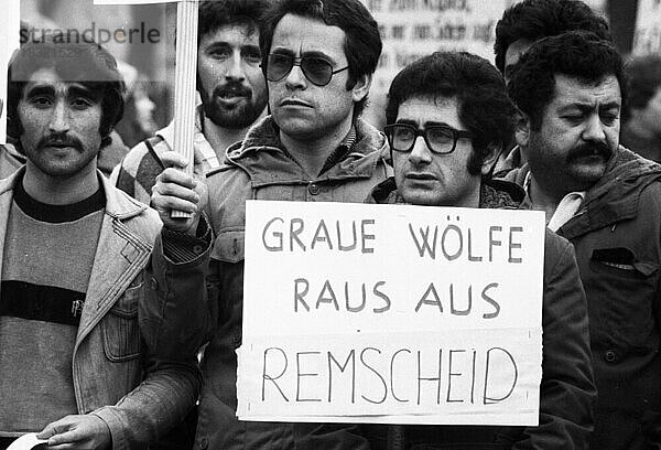 Ein Verbot der tuerkischen rechtsgerichteten Organisation Graue Woelfe und der NPD forderten ueberwiegend tuerkische Demonstranten am 01.03.1980 in Remscheid  Deutschland  Europa