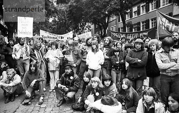 Gewerkschaftsjugend und andere Verbaende der Jugend wandten sich gegen das Auftreten der rechtsradikalen Jugend (JN) der NPD am 22.09.1979 in Weinheim  Deutschland  Europa