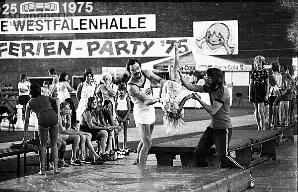 Die Stadt Dortmund veranstaltete eine Kinderferienparty in der Dortmunder Westfalenhalle hier am 05.08.1975  um Kinder Ferien zu gestalten  deren Eltern sich ansonsten keinen Ferienaufenthalt leisten koennen  Deutschland  Europa