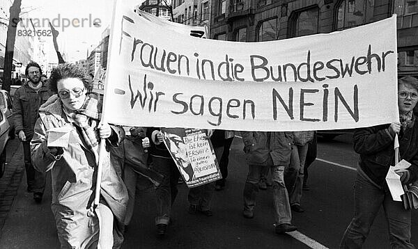 Die Lohngleichheit war eine der Hauptforderung der Frauen zur Demonstration zum Internationalen Frauentag am 08.03.1980 in Düsseldorf  Deutschland  Europa