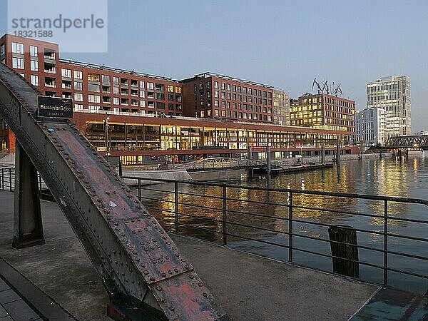 Die Busanbrücke in der Hamburger Hafencity und im Hintergrund die Elbtorpromenade. Hafencity  Hamburg  Deutschland  Europa