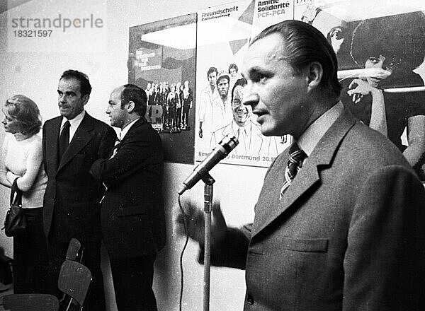 Der Besuch des KP-Chefs Georges Marchais der französischen bei den deutschen Kommunisten der DKP am 20. 10. 1973 in Essen. Manfred Kapluck  N. N. Georges Marschais von r  Deutschland  Europa