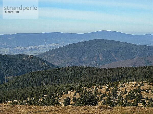 Blick von der Hohen Heide im Altvater Gebirge auf die Landschaft im Nationalen Naturreservat Altvater und die Berge der Ölmützer Region im Westen  Hohe Heide  Malá Morávka  Mähren  Tschechien  Europa