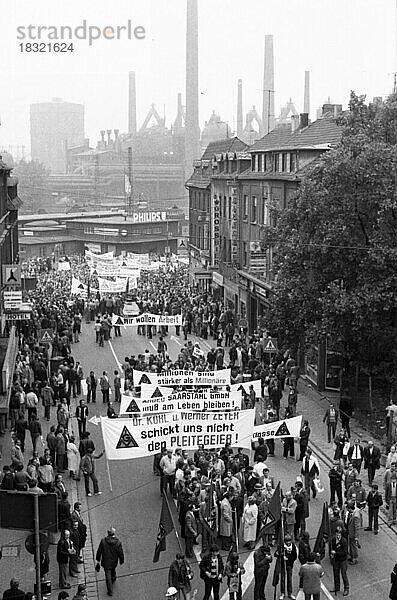 Fuer die Sicherung ihrer Arbeitsplaetze demonstrierten 1982 ca. 20.000 Stahlarbeiter teils mit schwarzen Fahnen der Arbed-Saarstahl  Deutschland  Europa