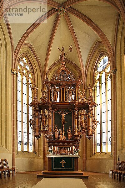 Innenansicht mit Hochaltar in der romanischen Marktkirche St. Cosmas und Damian  Goslar  Harz  Niedersachsen  Deutschland  Europa
