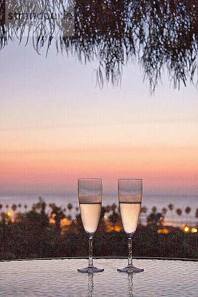 Zwei Champagnergläser im Freien bei Sonnenuntergang