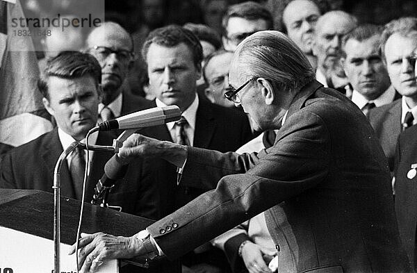 Die traditionelle Gedenkveranstaltung Blumen fuer Stukenbrock  hier am 01. 09. 1973 dem Antikriegstag in Stukenbrock bei Bielefeld- wurden die NS-Opfer an den sowjetischen Kriegsfangenen geehrt. Martin Niemoeller am Rednerpult  Deutschland  Europa