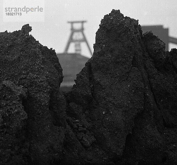 Halden von Kohle und Koks charakterisierten das Ruhrrevier Ende der 60 er Jahre und waren damit ein Symbol der Kohlenkrise  Deutschland  Europa
