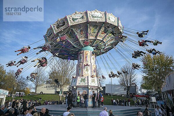 Kettenkarusell auf dem traditionellen Schätzelemarkt in Tengen  Hegau  Landkreis Konstanz  Baden-Württemberg  Deutschland  Europa