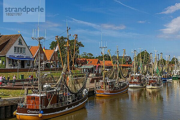 Hafen mit Kuttern in Greetsiel  Ostfriesland  Niedersachsen  Deutschland  Europa