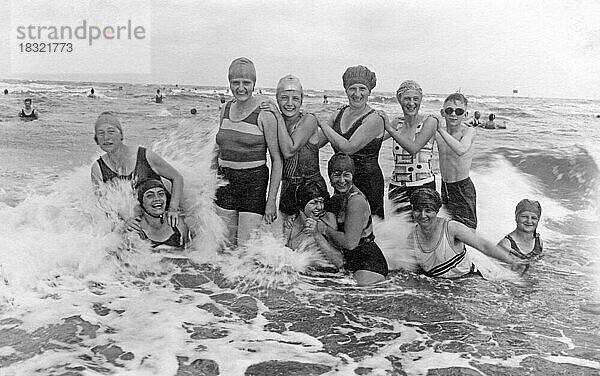 Badegruppe am Strand  10 Frauen und ein Junge  witzig  lachen  Wellen  Sommerferien  Ferien  Lebensfreude  etwa 1930er Jahre  Ostsee  Binz  Rügen  Mecklenburg-Vorpommern  Deutschland  Europa