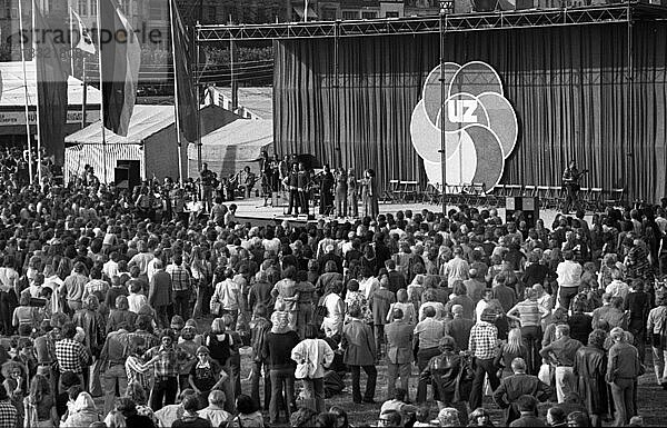 Politik  Diskussion  Folklore  Tanz  Gesang und Spiel sind die Zutaten des UZ-Festes der DKP in den Rheinwiesen am 19.9.1975 mit dem Stargast Walentina Tereschkowa (UdSSR-Kosmonautin) in Düsseldorf  Deutschland  Europa