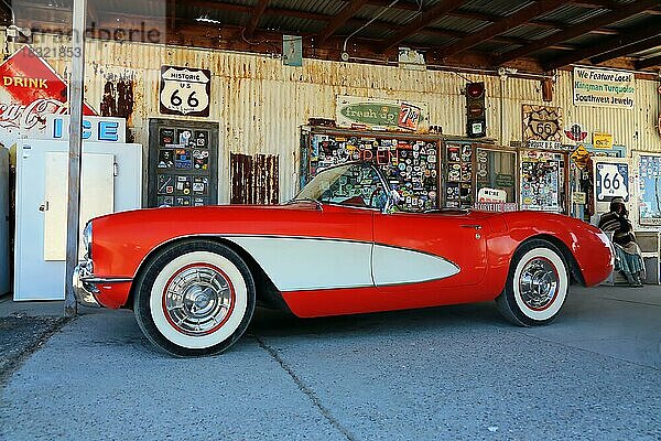 Corvette am Hackberry General Store an der historischen Route 66. Kingman  Arizona  USA  Nordamerika