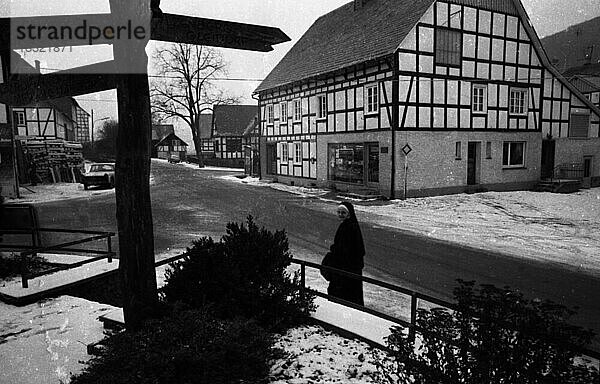 Der Ort Grafschaft im Winter 1966 im Kreis Meschede bei Arnsberg im Hochsauerland  Deutschland  Europa