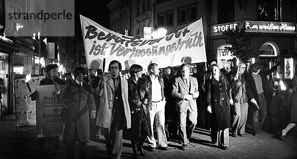 Naziopfer  teils in KZ-Uniformen  demonstrierten gegen die vom Radikalenerlass verursachten Berufsverbote am 23.10.1975 in Bonn. Dazu aufgerufen hatte die Vereinigung Verfolgter des NS-Regimes (VVN)  Deutschland  Europa