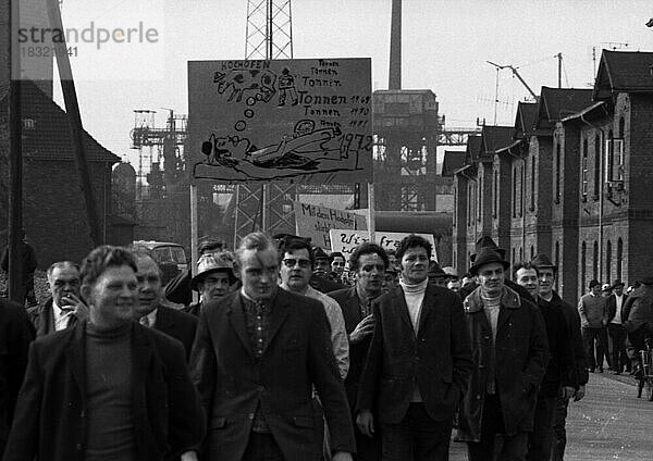 Mehr als 3000 Arbeiter und Angestellte des Stahlwerks Georgsmarienhuette GmbH in Georgsmarienhuette bei Osnabrueck demonstrierten am 22. 10. 1971 fuer die Sicherung ihrer Arbeitsplaetze  Deutschland  Europa