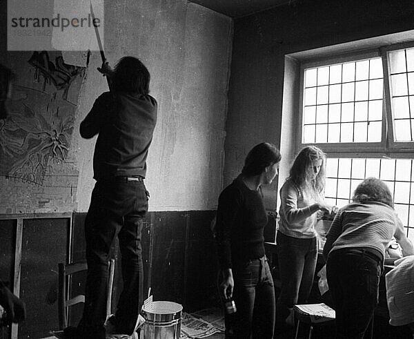 Mit der Besetzung eines Hauses reagierte der ASTA der Universitaet Muenster mit einer Anzahl von Studenten am 3. 10. 1973 auf die Zweckentfremdung von Wohnraum in ihrer Stadt  Deutschland  Europa