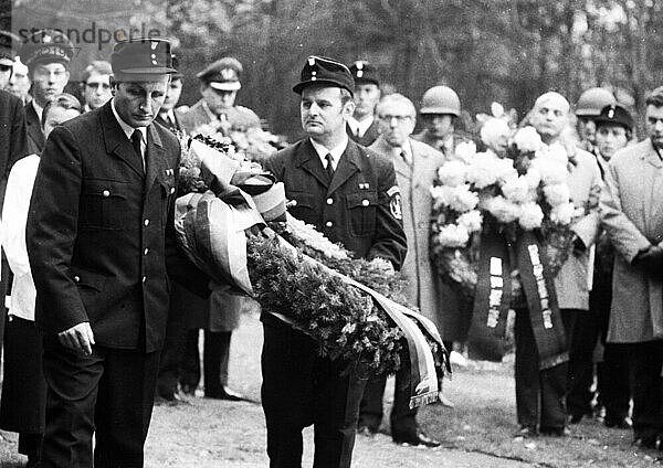 Ein Treffen der Traditionsverbaende der Waffen- SS zur Ehrung ihrer Toten der 6. SS-Division Nord am 14. 11. 1971 im Hunrueck war begleitet von der Bundeswehr mit Offizieren und einer Rotte von Rekruten  Deutschland  Europa