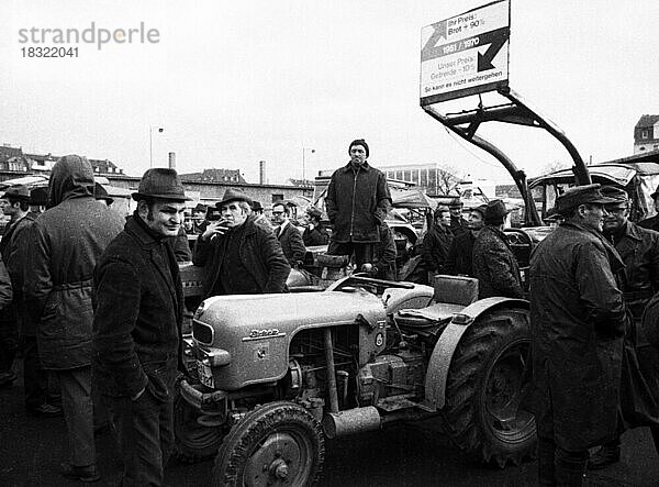Mit Traktoren kamen mehr als 1000 Bauern zu einer Demonstration am 11. 2. 1972 nach Bonn und protestierten gegen die Ungleichheit wegen der Inflation von 12%  Deutschland  Europa
