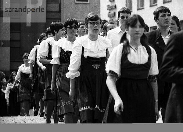 Jaehrlich begeht die Sudetendeutsche Landsmannschaft  hier am 27. 5. 1969 in Nuernberg  traditionell der Sudetendeutschen Tag  Deutschland  Europa