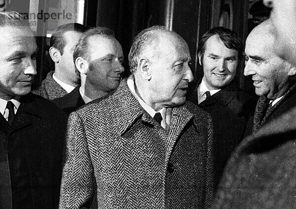 Der 2. Parteitag der Deutschen Kommunistischen Partei (DKP) fand vom 25. 11. 1971 bis 28. 1971 in Düsseldorf statt. Norden bei Ankunft. Manfred Kapluick  Albert Norden  Kurt Bachmann von l  Deutschland  Europa