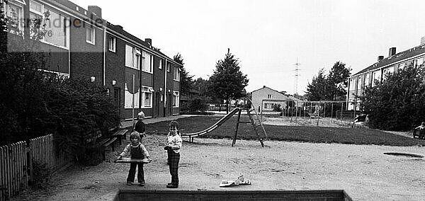 Die Bewohner dieses Obdachlosenasyls in Düsseldorf direkt an der Autobahn gelegen  hier am 11.6.1974  sind ueberwiegend kinderreiche Familien  Deutschland  Europa