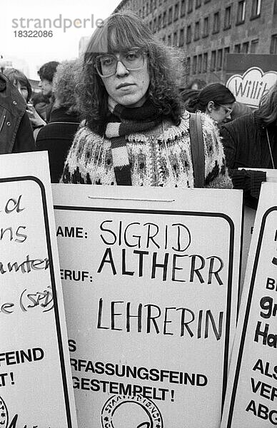 Betroffene des Radikalenerlasses und ihre Freunde demonstrierten gegen Berufsverbote 02.02.1980 in Stuttgart. Sigrid Altherr  Deutschland  Europa
