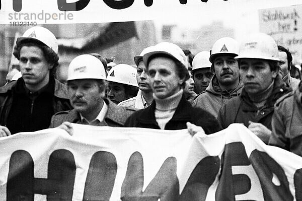 70.000 Stahlarbeiter  Gewerkschaften  Freunde und Angehoerige demonstrierten fuer die Erhaltung des Stahlstandortes der Hoesch AG und der Arbeitsplaetze am 28.11.1980 in Dortmund  Deutschland  Europa