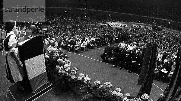 Treffen der Vertriebenen aus Waldenburg  einem Teilgebiet Schlesiens in der Dortmunder Westfalenhalle um ca. 1969  Deutschland  Europa