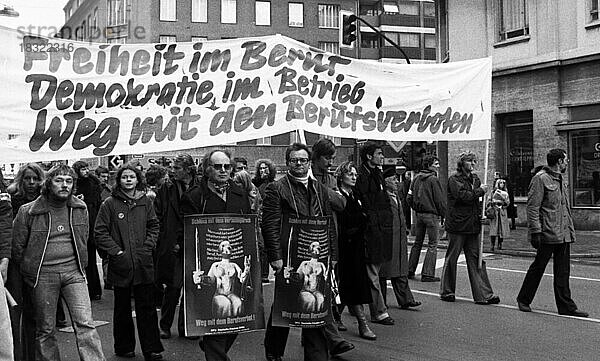 Mehrere tausend Betroffene des Radikalenerlasses  andere demokratische Verbaende und Organisationen demonstrierten in Düsseldorf gegen die Folgen des Erlasses  von denen vor allem Kommunisten betroffen waren am 5.02.1977 in Düsseldorf  Deutschland  Europa