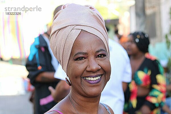 Afrikanische Tradition in Quilombo  Frau mit afrikanischer Herkunft lächelt  Brasilien  Südamerika