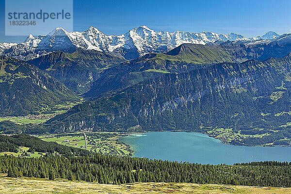 Schweizer Alpen  Aussicht vom Niederhorn  Eiger  3974 m  Moench  4099 m  Jungfrau  4158m  Thunersee  Herbst  Berner Oberland  Bern  Schweiz  Europa