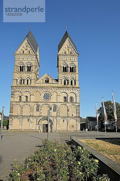 Spätromanische Maria Himmelfahrt Kirche mit Doppeltürme  Domplatz  Andernach  Rheinland-Pfalz  Oberes Mittelrheintal  Deutschland  Europa