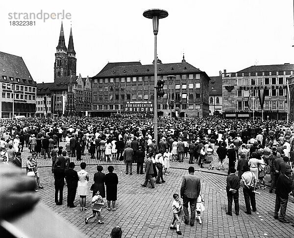 Jaehrlich begeht die Sudetendeutsche Landsmannschaft  hier am 27. 5. 1969 in Nuernberg  traditionell der Sudetendeutschen Tag  Deutschland  Europa