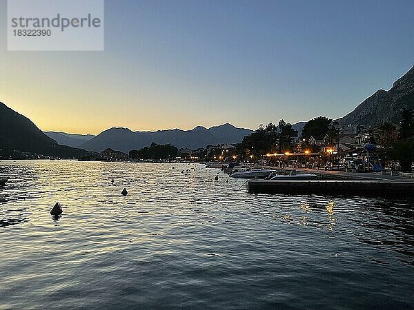 Abendstimmung an der Strandpromenade von Kotor  Bucht von Kotor  Adria  Mittelmeer  Weltnaturerbe und Weltkulturerbe  Kotor  Montenegro  Europa