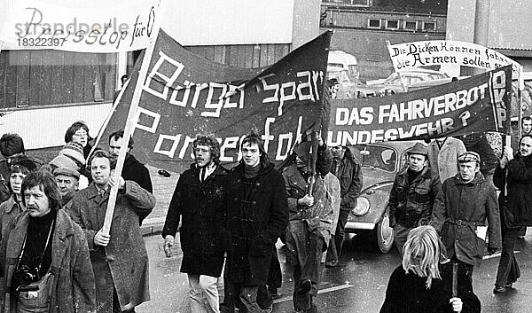 Aufsehen erregte eine Demonstration mit einem Autokorso der DKP am 24. 11. 1973 in Essen gegen die Fahrverbote an den autolosen Sonntagen  Die Fahrzeuge wurden jedoch von Menschen und Pferden gezogen und geschoben  Deutschland  Europa