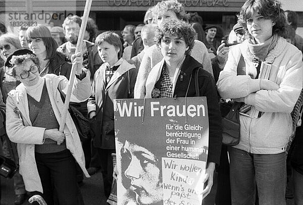 Die Lohngleichheit war eine der Hauptforderung der Frauen zur Demonstration zum Internationalen Frauentag am 08.03.1980 in Düsseldorf  Deutschland  Europa