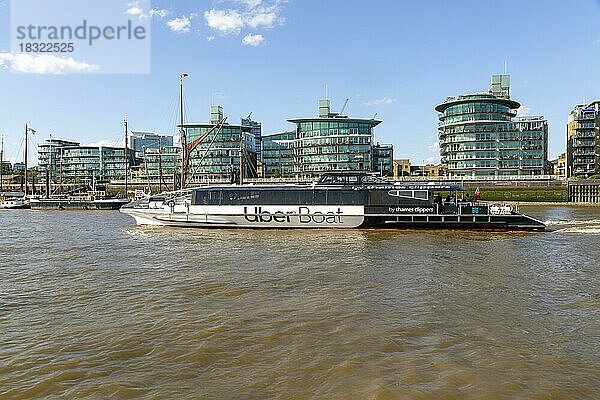 Uber-Boot von Thames Clippers  Wasserbusverkehr auf der Themse  Wapping  London  England  UK