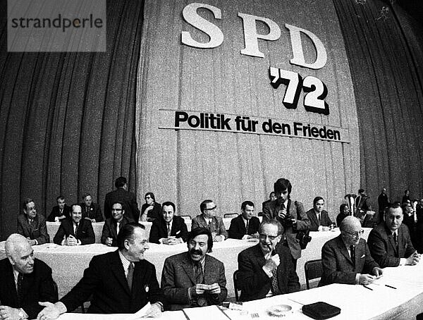 Die Kundgebung der SPD fuer die Ratifizierung der Ostvertraege am 23. 4. 1972 in der Westfalenhalle in Dortmund. v. l. n. r. Walter Arendt  Werner Figgen  Guenther Grass  Herbert Wehner  Heinz Kuehn  N. N  Deutschland  Europa