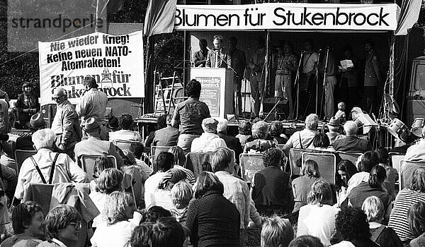 Zum Antikriegstag 1982 gedachten die Teilnehmer der Kundgebung Blumen fuer Stukenbrock der Opfer der Naziherrschaft und demonstrierten zugleich gegen den Nato-Doppelbeschluss  Deutschland  Europa