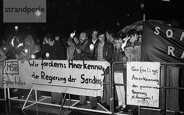 Linke Jugend-und Studentengruppen wie SDAJ und MSB Spartakus verlangten demonstrativ die Anerkennung der Sandinisten in Nikaragua am 13.07.1979 in Bonn  Deutschland  Europa