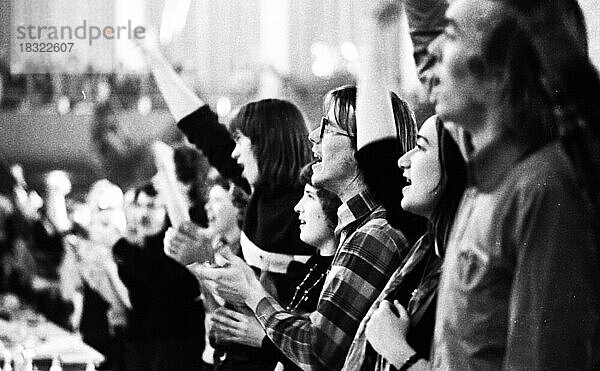 Der V. Bundeskongress der DKP-nahen Jugendorganisation Sozialistische Deutsche Arbeiterjugend (SDAJ) am 4.-5.12.1976 in Frankfurt/M  Deutschland  Europa